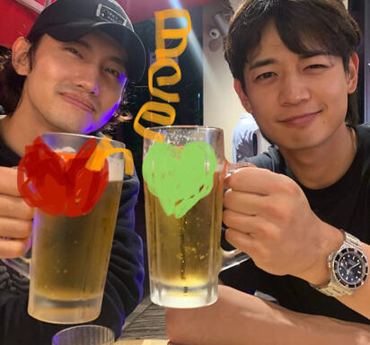 TVXQ Changmin and SHINee Minho holding up pints of beer with a cheeky smile. My godfather and biological dad respectively